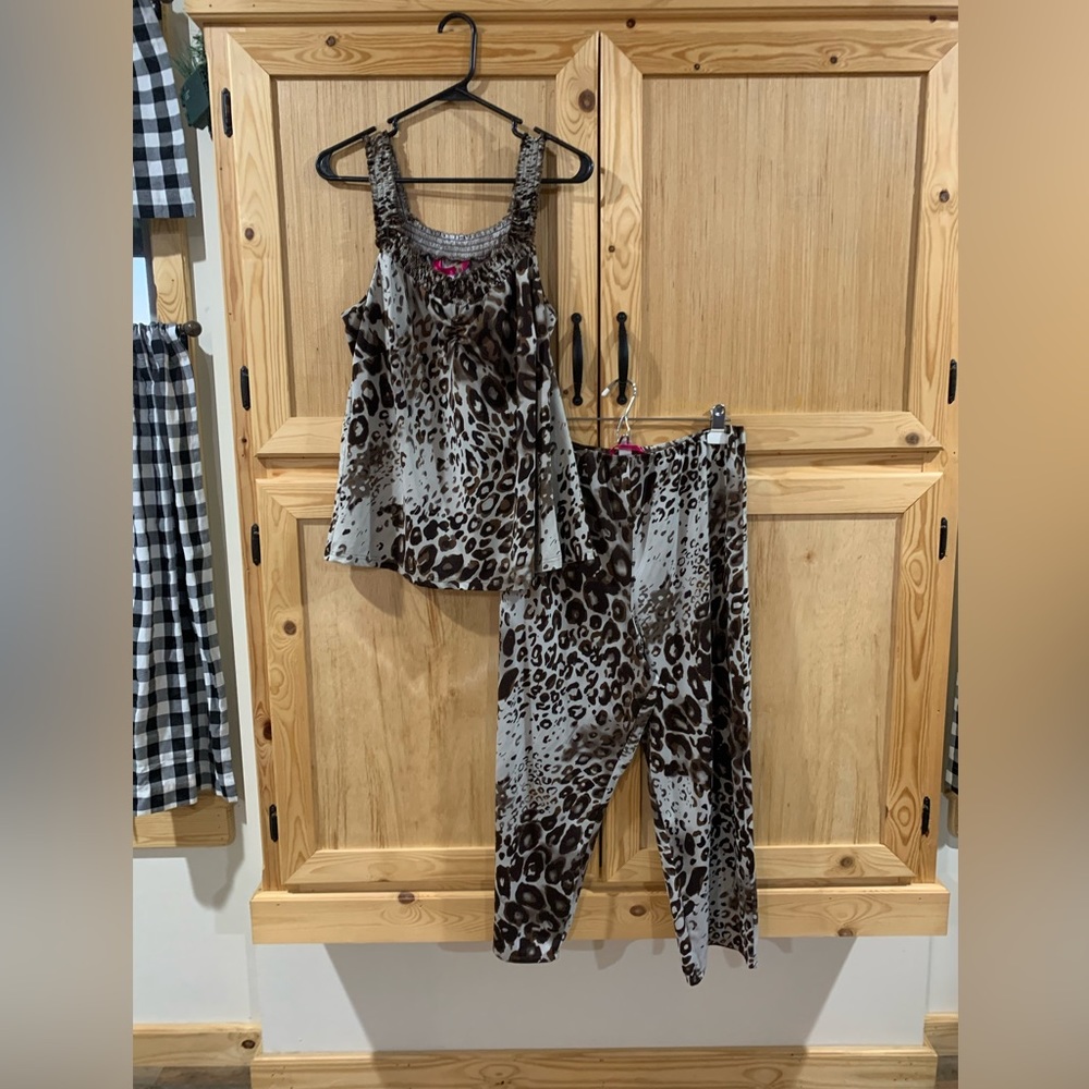 Brand unknown cheetah animal printed 2 piece pajama set size 1X